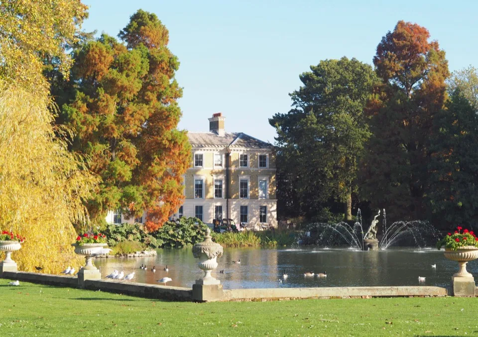 Maison au bord d'un étang dans un parc de Wimbledon