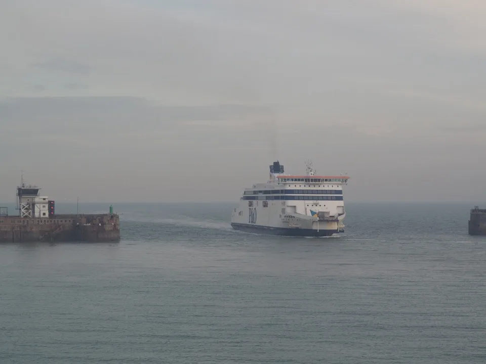 Ferry naviguant dans la Manche sous un ciel gris
