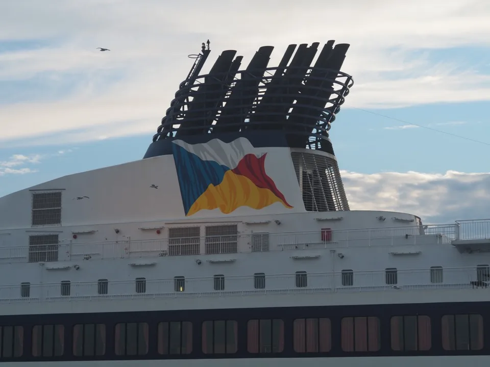 Cheminée rouge et jaune d'un ferry transmanche