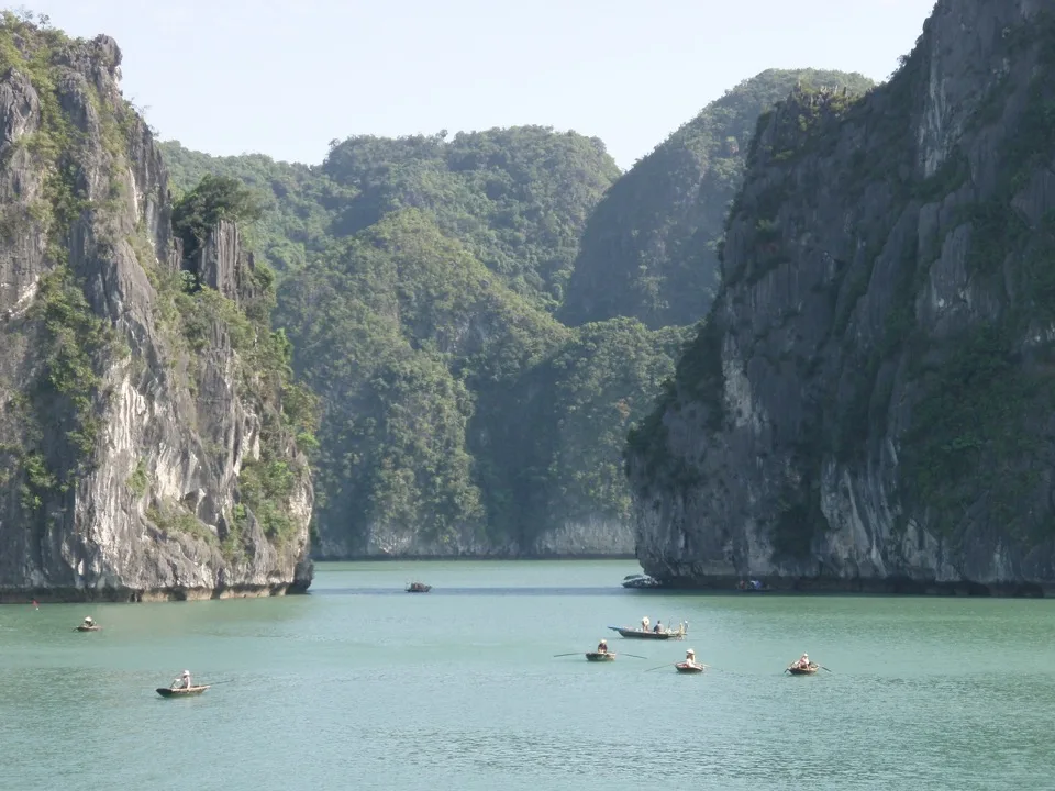 Îles calcaires émergeant de l'eau verte dans la baie de Hạ Long