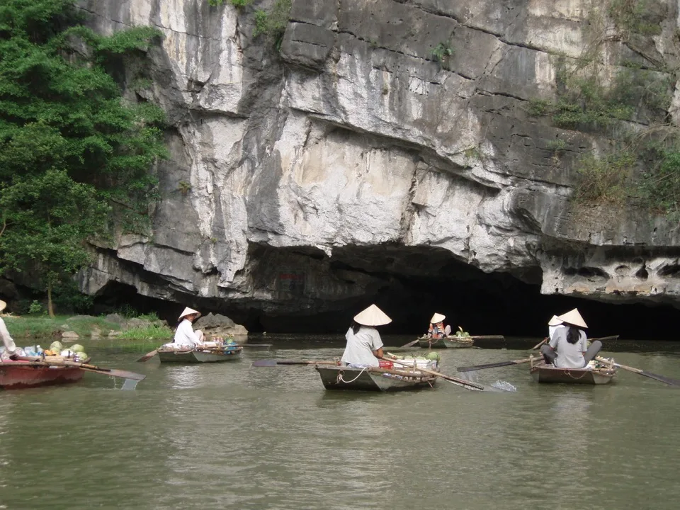 Barques entrant dans une grotte calcaire