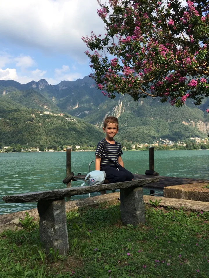 Femme assise au bord du lac de Lugano