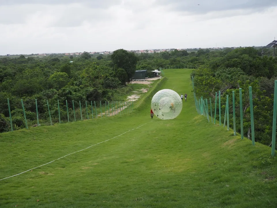 Boule de zorbing sur une colline verdoyante