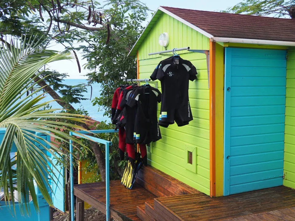 Combinaisons suspendues à l’extérieur d’une cabane en bois clair