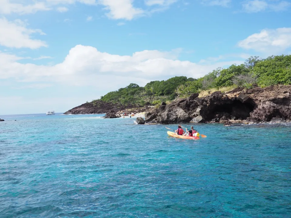 Kayak en famille sur une eau turquoise claire
