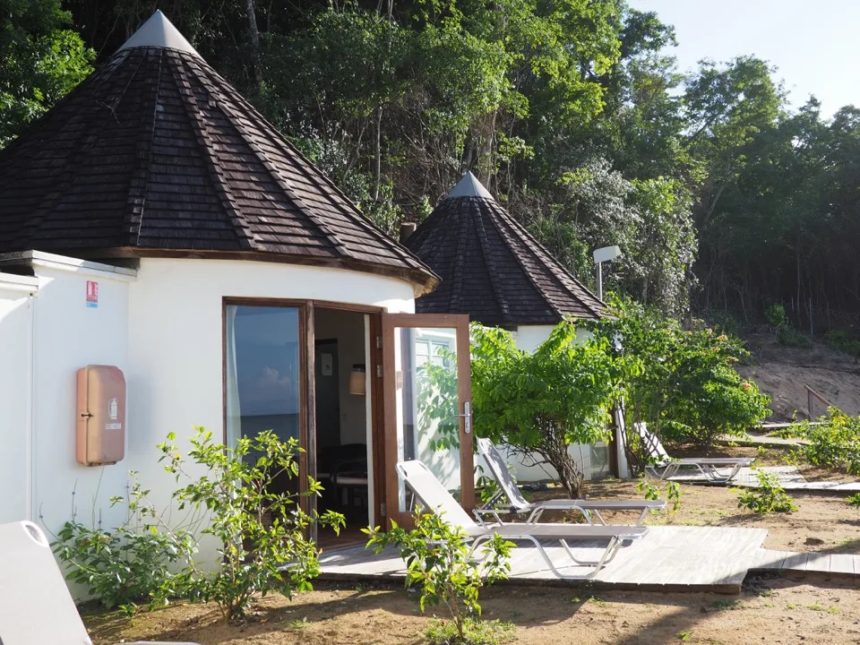 Bungalow au bord d'une plage tropicale