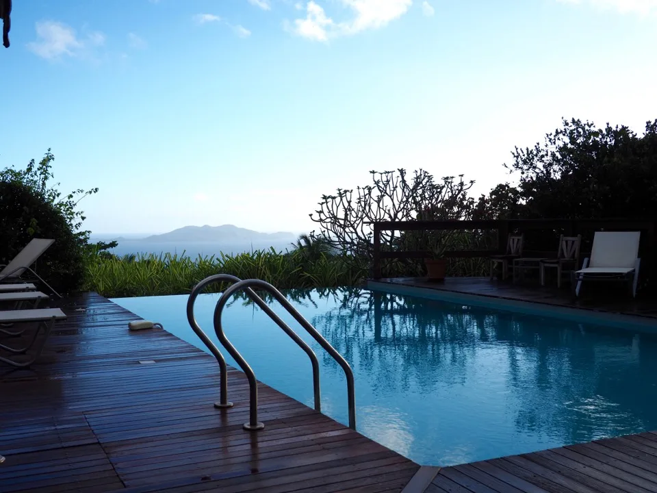 Piscine extérieure avec vue sur les collines lointaines