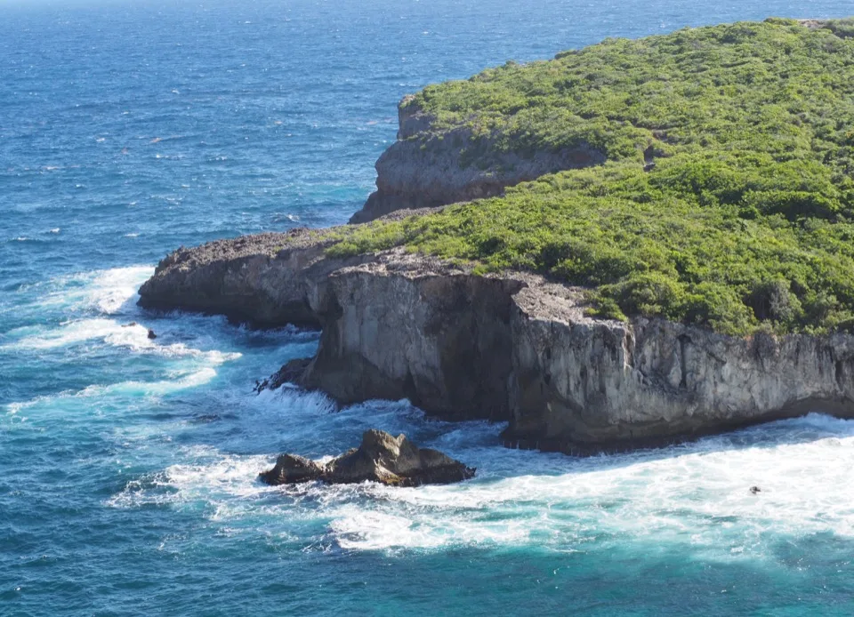 Pointe rocheuse sur la côte guadeloupéenne