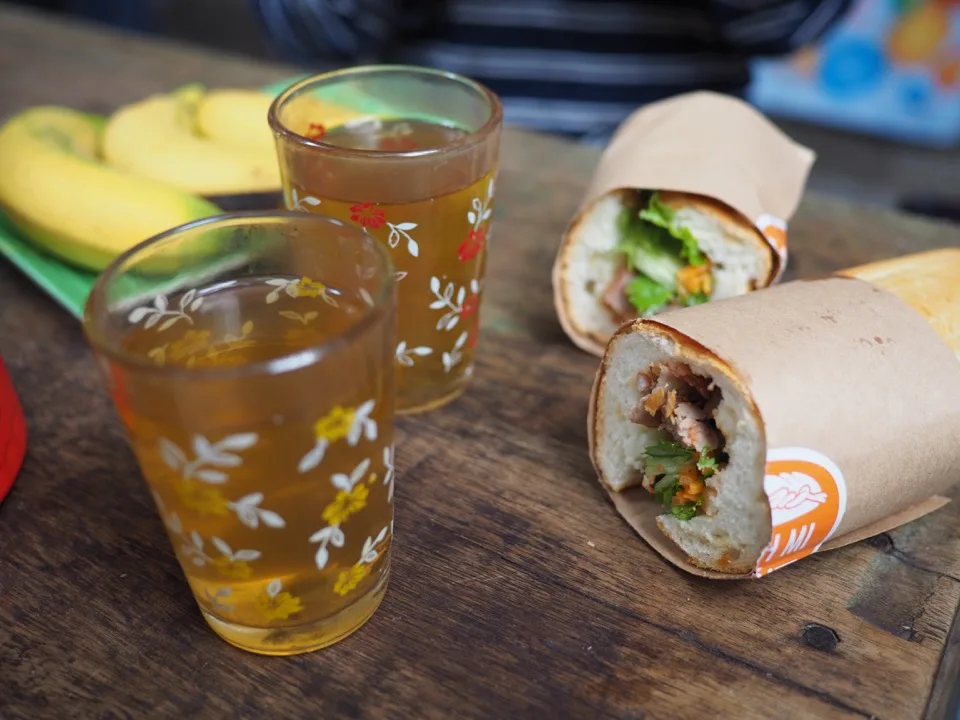 Thé et baguettes fourrées dans un café vietnamien