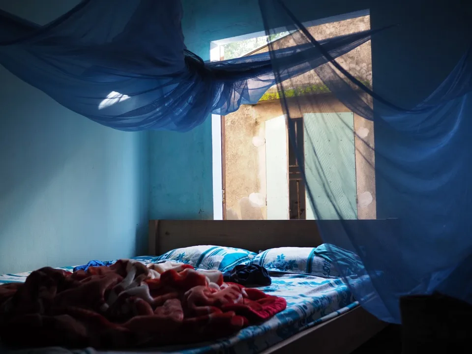Chambre protégée par une moustiquaire dans la campagne vietnamienne