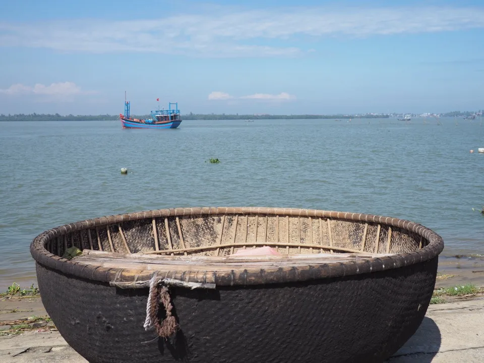 Rundes Korbboot an einem Strand in Vietnam