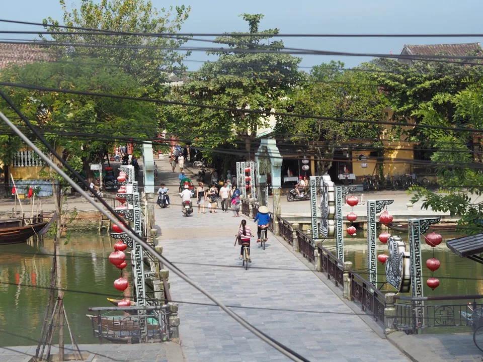 Pont sur le canal à Hội An