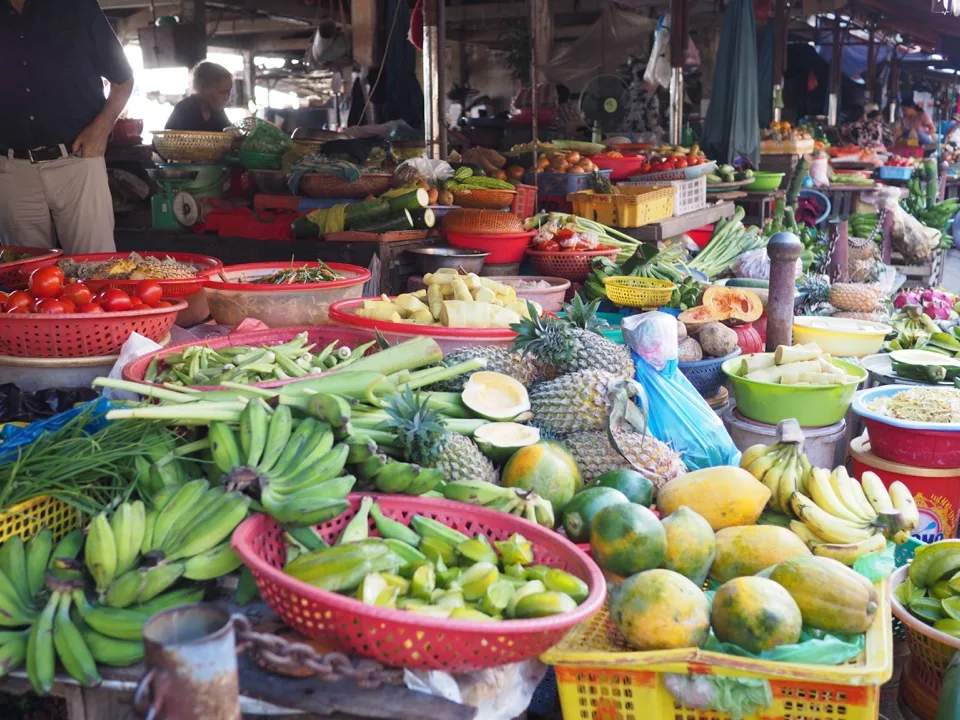 Frische Produkte werden auf dem Hội An-Markt ausgestellt