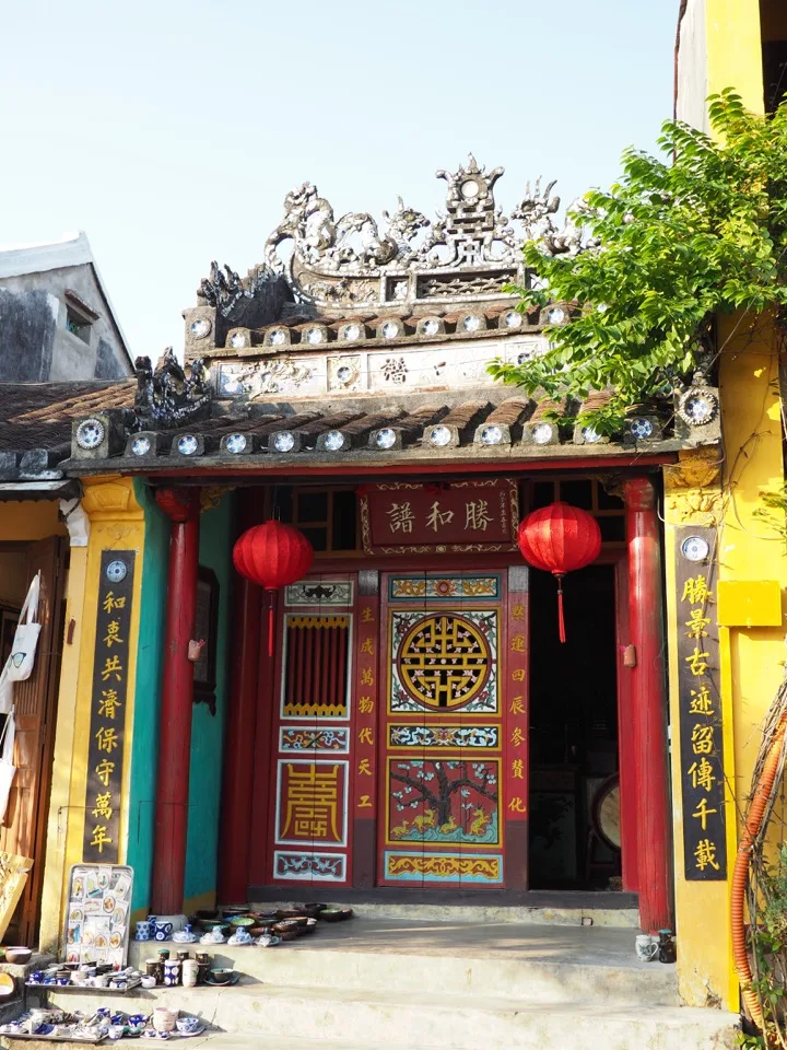Kunstvoller Tempeleingang in Hội An