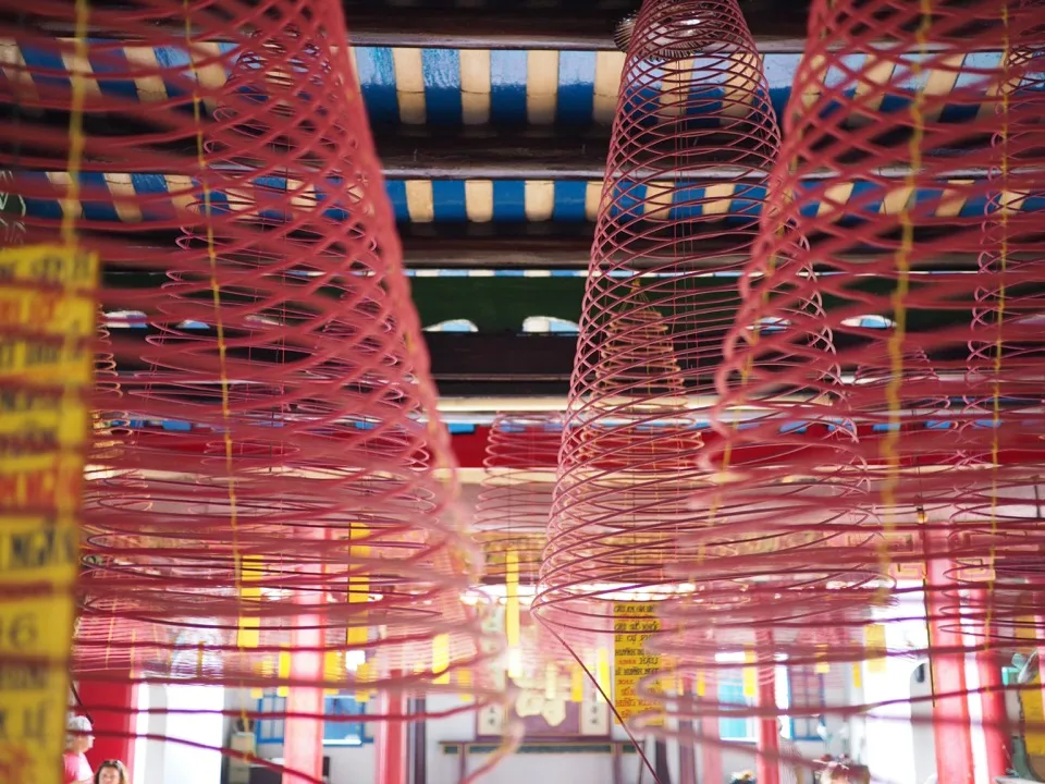 Weihrauchspulen hängen in einem Hội-An-Tempel