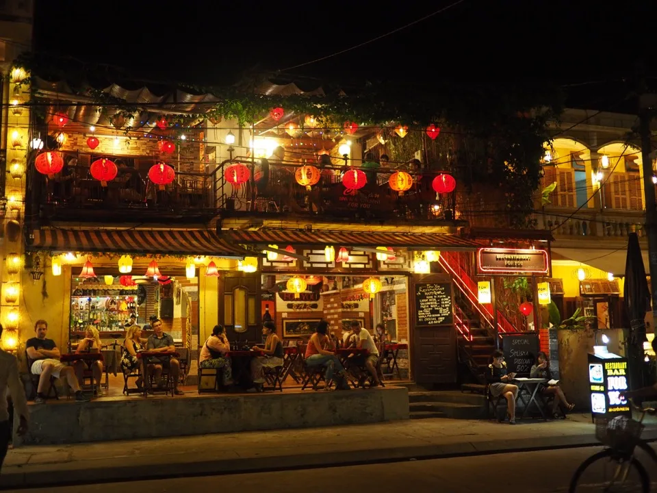 Laternenbeleuchtetes Restaurant in Hội An bei Nacht