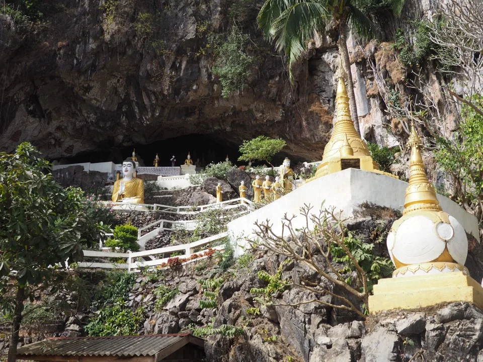 Goldene Pagoden, die in einen Kalksteinfelsen gebaut sind