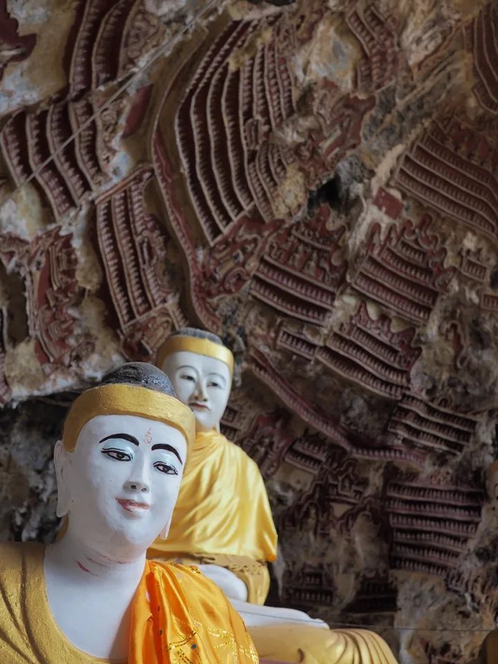 Liegende Buddhafiguren in einer dekorierten Höhle