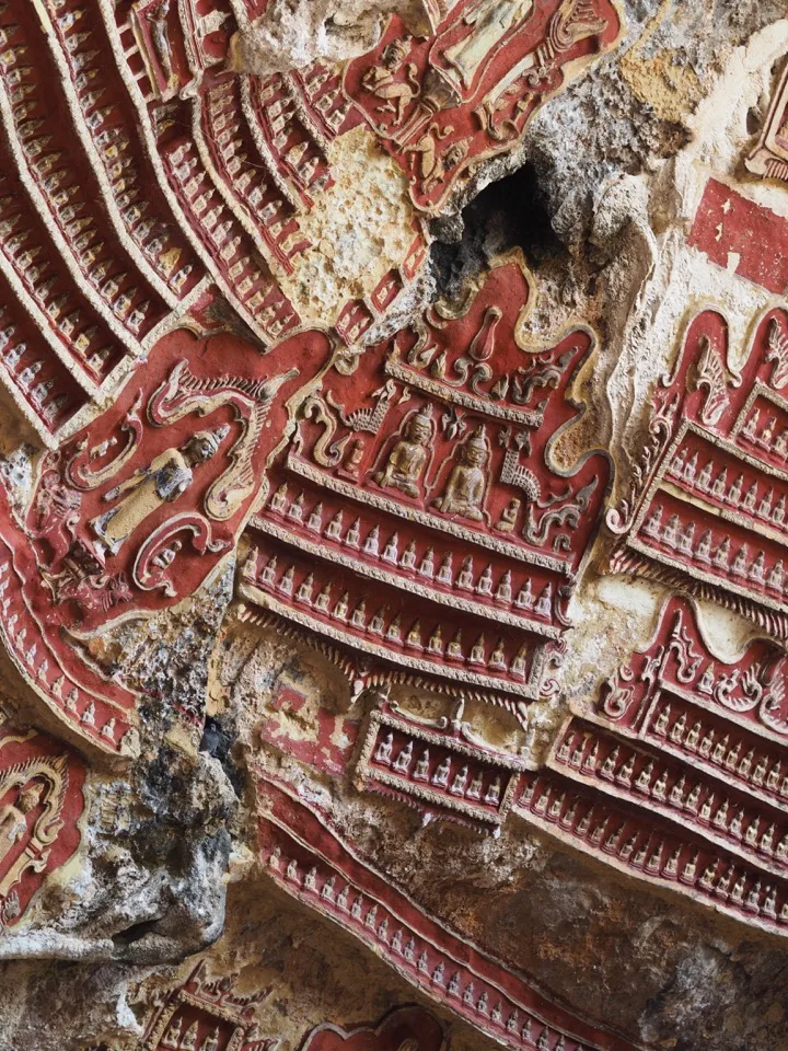 Komplizierte rote Schnitzereien an einer Höhlendecke in der Nähe von Hpa-An