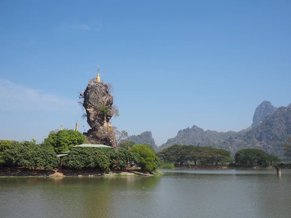 Kyauk-Kalap-Pagode erhebt sich von einem Felsen in einem See