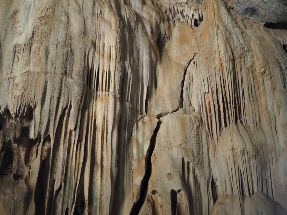 Stalaktiten und Mineralformationen in einer Höhle