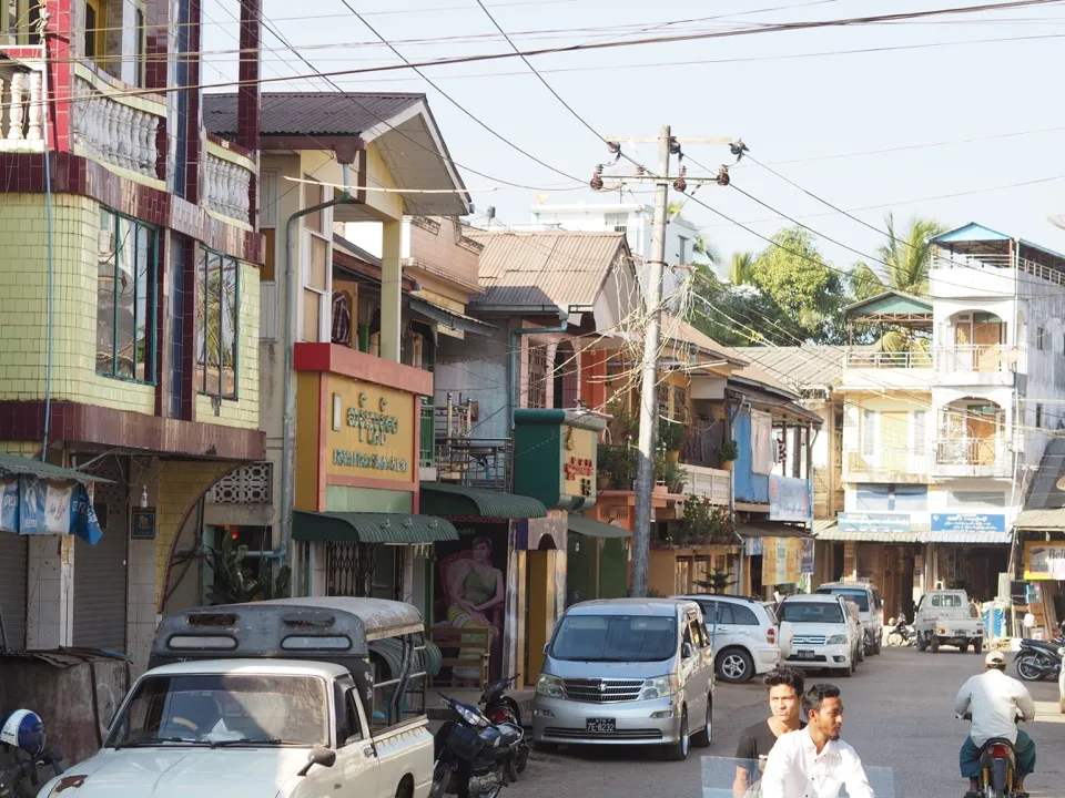 Belebte Straße mit farbenfrohen Gebäuden in Hpa-An