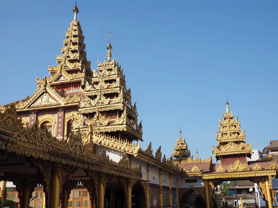Kunstvolles goldenes Dach eines buddhistischen Tempels in Hpa-An