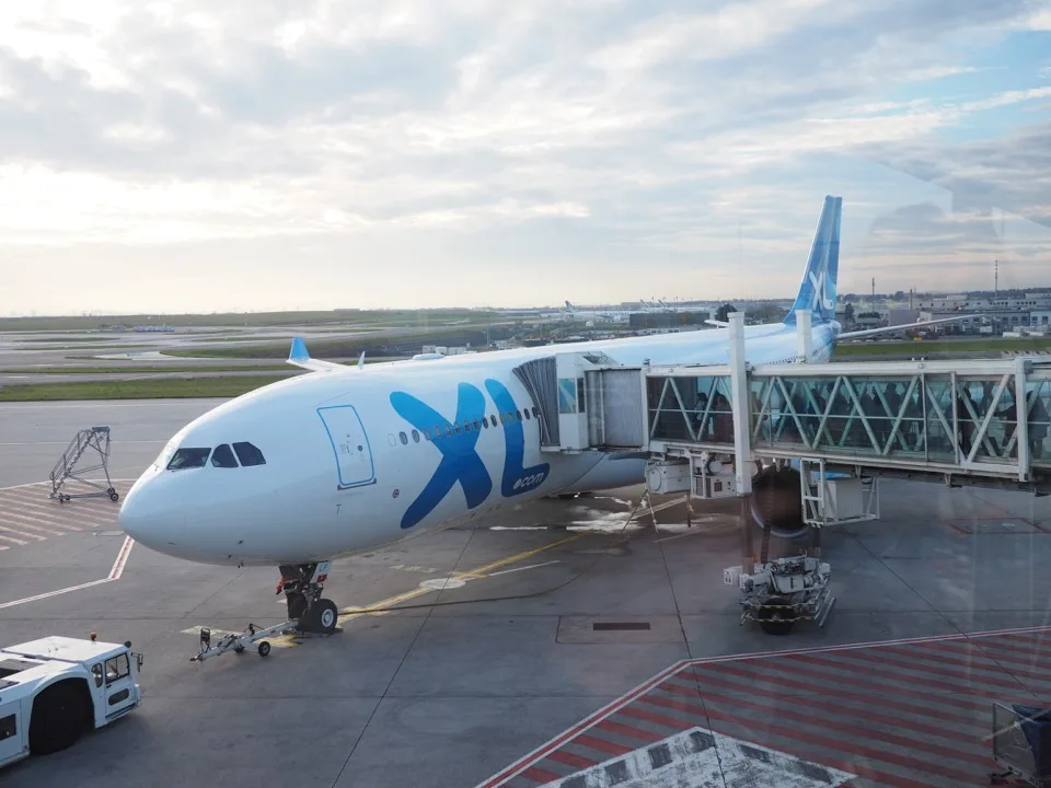 Avion de ligne stationné à l'aéroport pour la Guadeloupe