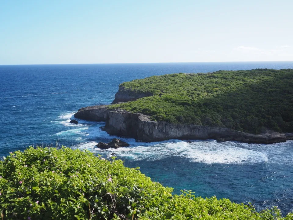 Falaises et criques turquoise sur la Grande-Terre