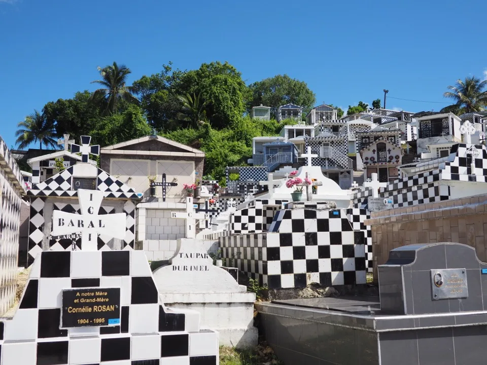 Tombes carrelées en noir et blanc au cimetière de Morne-à-l'Eau