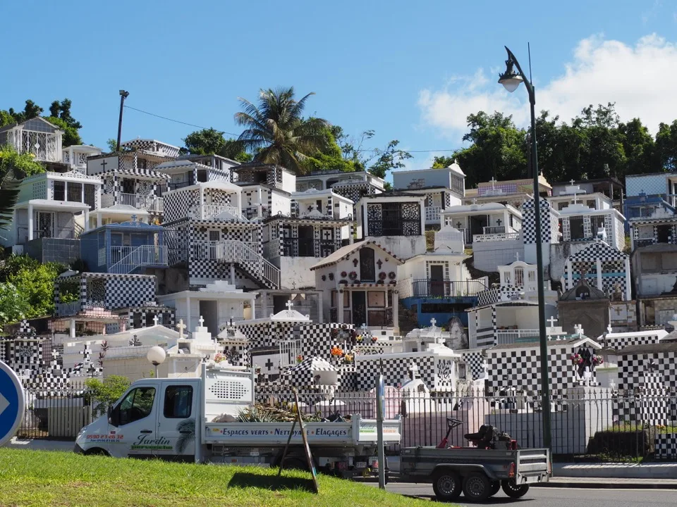 Coteau de tombes carrelées au cimetière de Morne-à-l'Eau