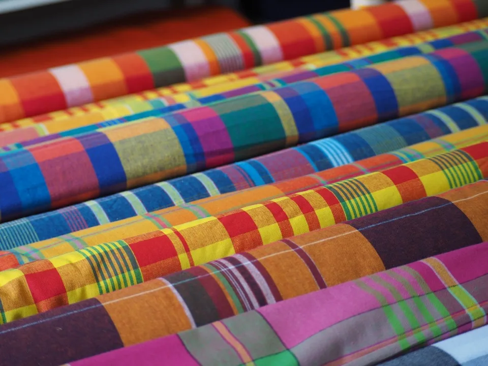 Tissus madras colorés au marché de Pointe-à-Pitre