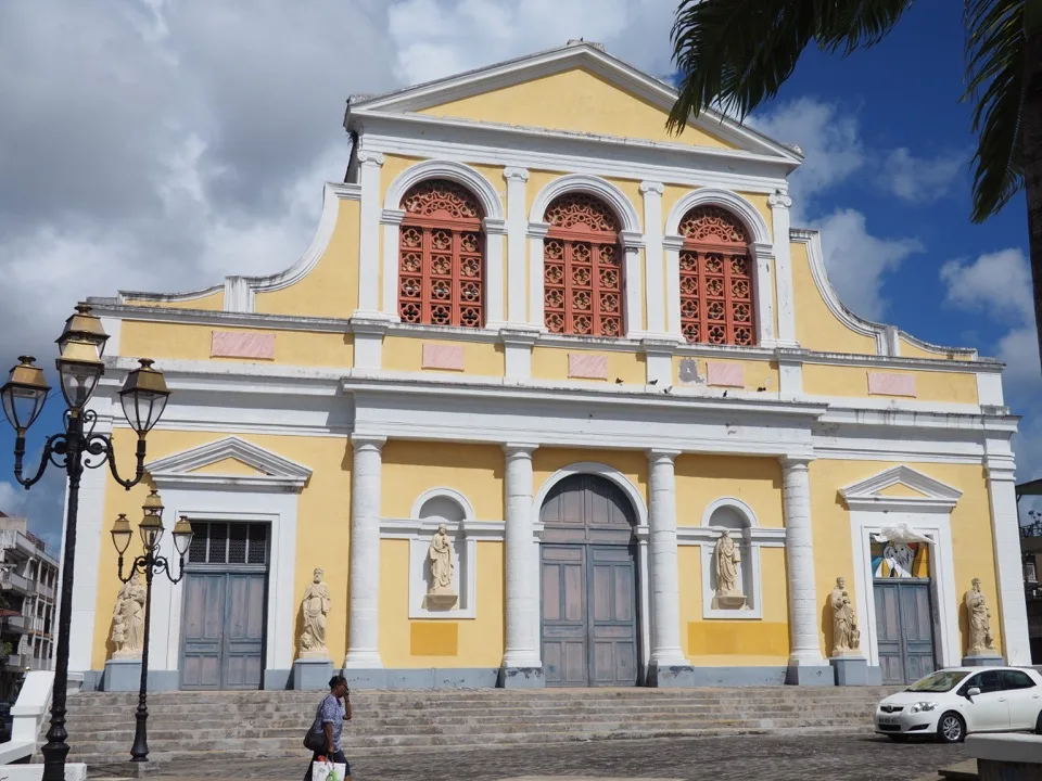 Façade jaune de l'église de Pointe-à-Pitre