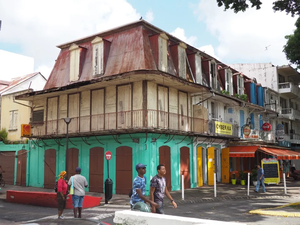 Bâtiment colonial coloré dans une rue de Pointe-à-Pitre