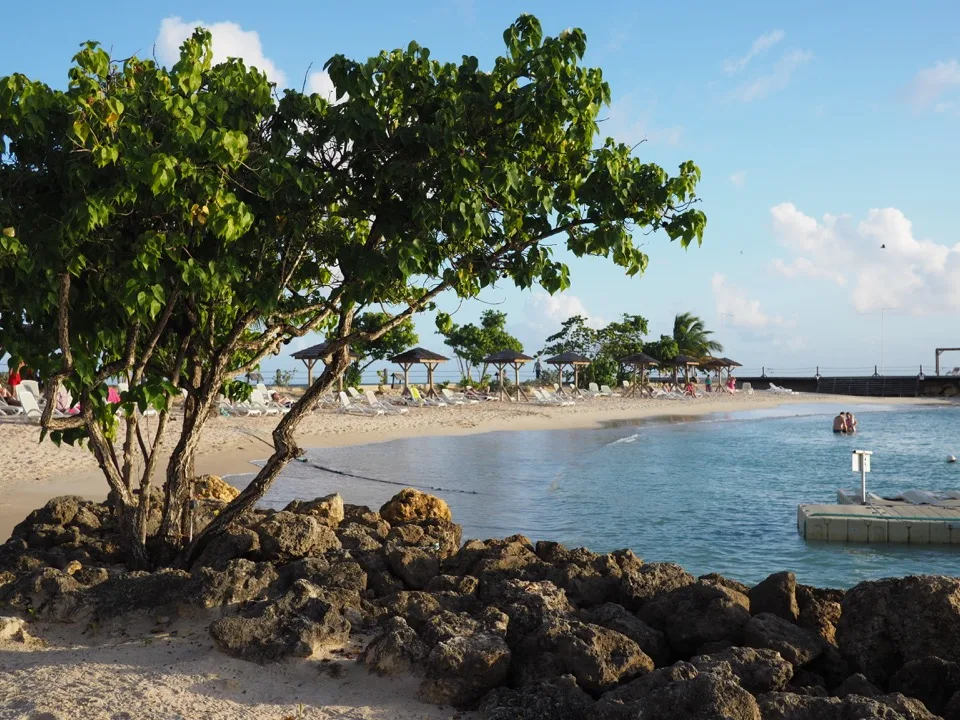 Plage abritée dans un hôtel de Grande-Terre