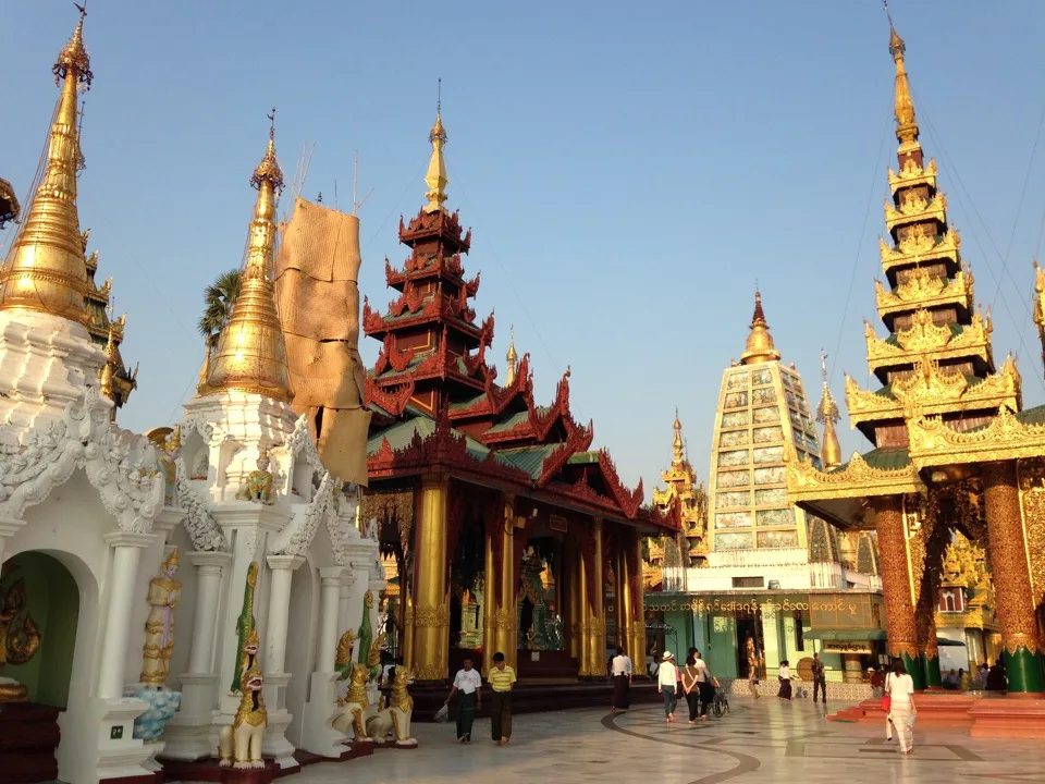Pagoden und reich verzierte Pavillons in Shwedagon in Yangon