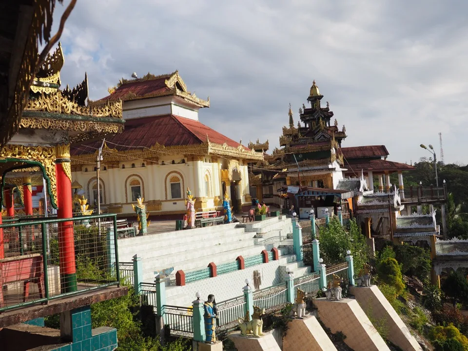 Bunter buddhistischer Tempel in Myanmar