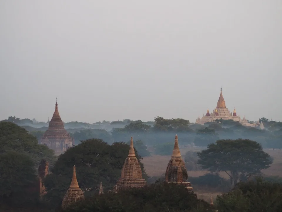 Die Tempel von Bagan tauchen im Morgennebel auf