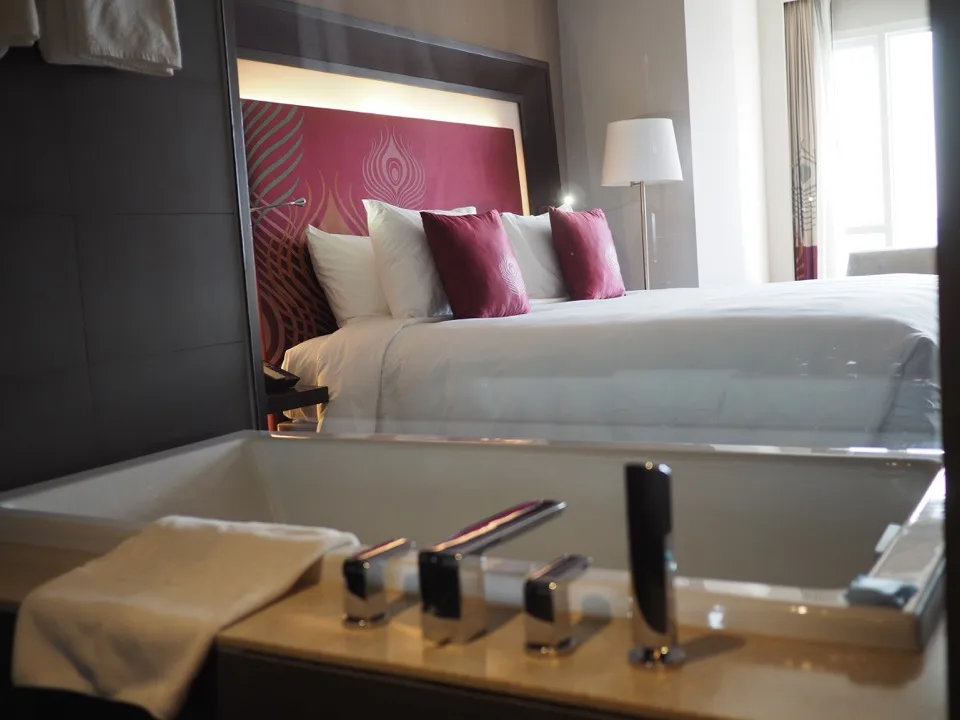 Hotelzimmer und Bad im Novotel Yangon Max