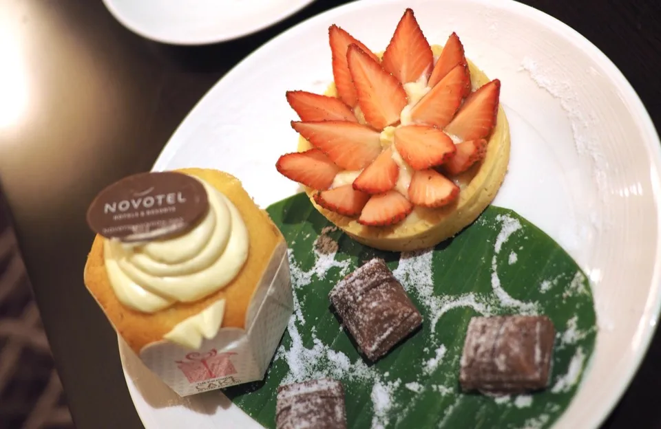 Novotel-Desserts mit Erdbeeren und Schokolade