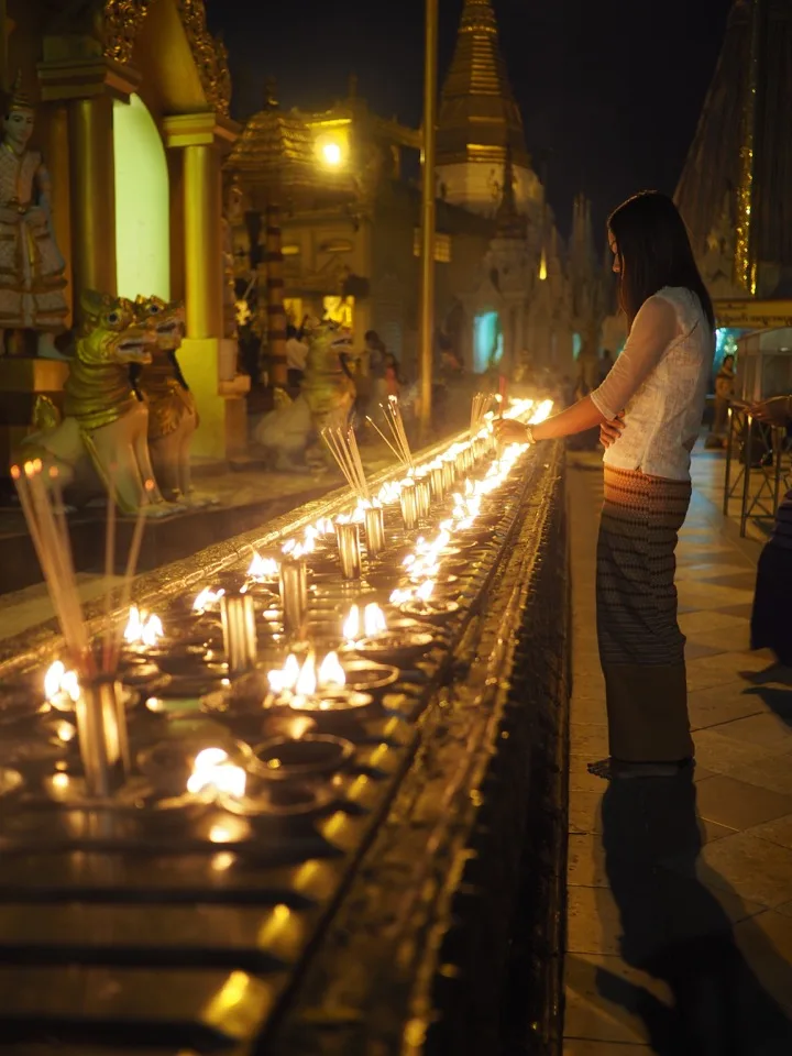 Reihen von Öllampen in der Shwedagon-Pagode