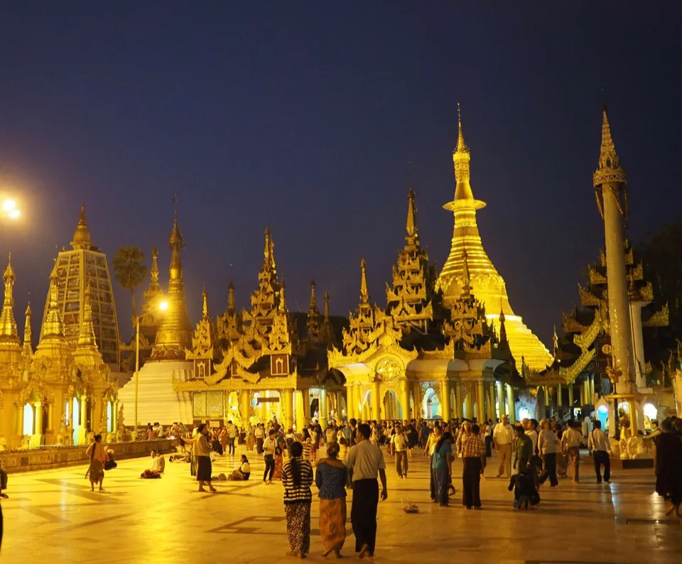 Pagode Shwedagon éclairée la nuit