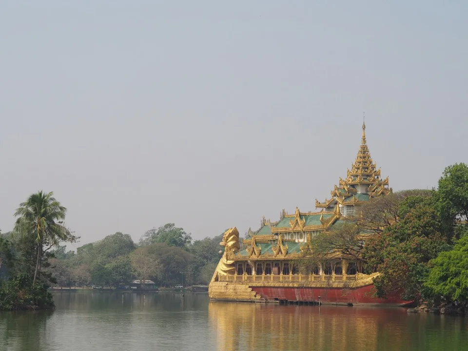Der Karaweik-Palast spiegelt sich im Kandawgyi-See wider