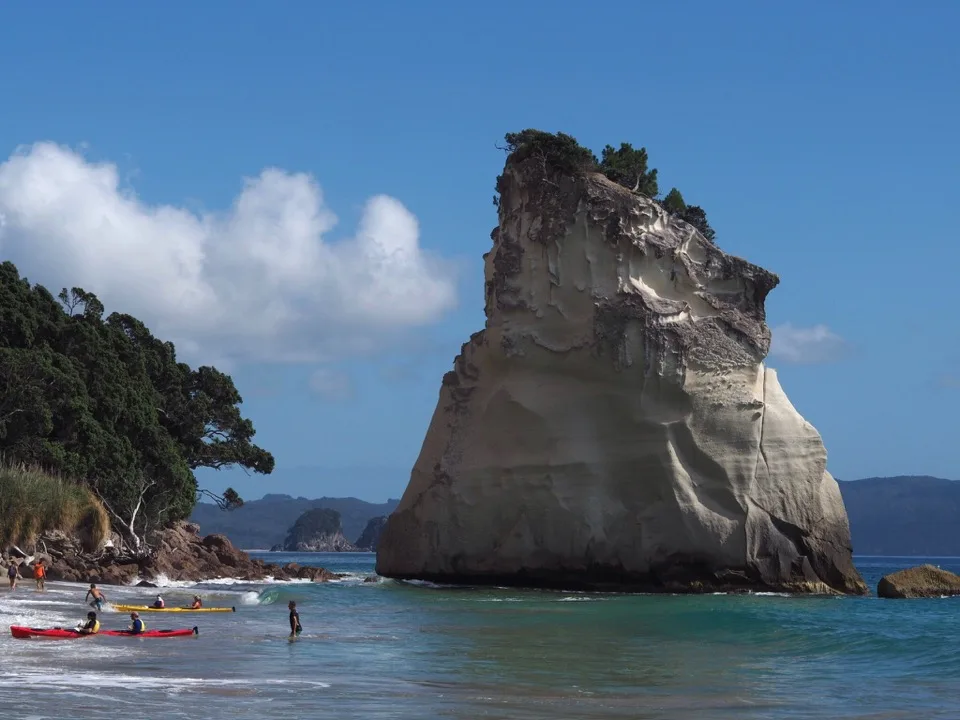 Großer vom Meer geformter Felsen an der Cathedral Cove