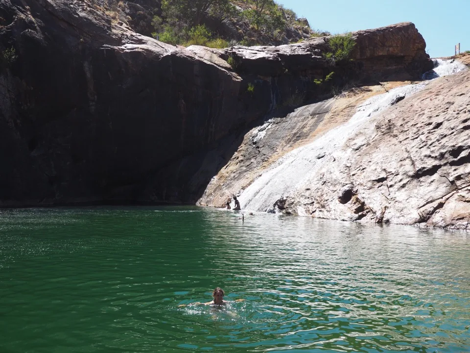 Naturpool zwischen Felsen in Australien