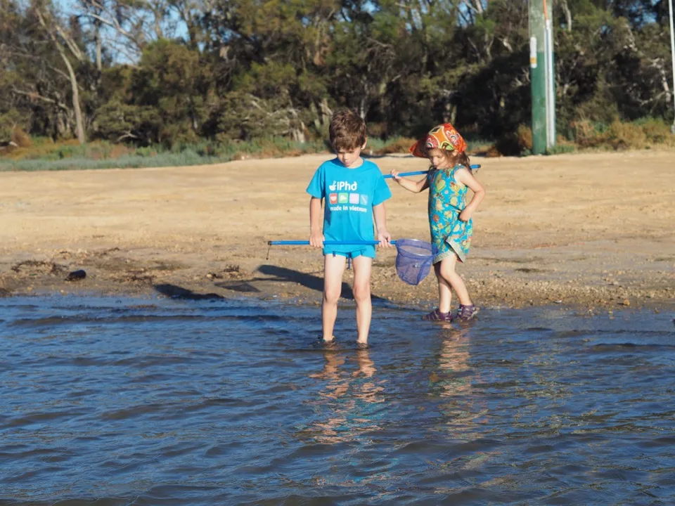 Familie beim Waten an einem australischen Fluss