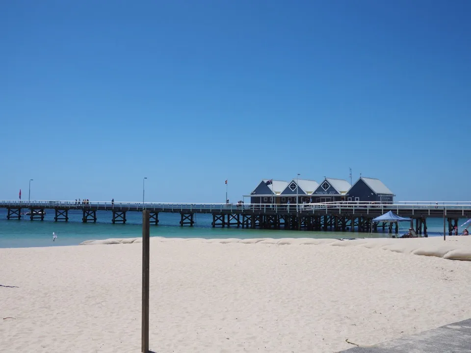Busselton Jetty an einem weißen Sandstrand