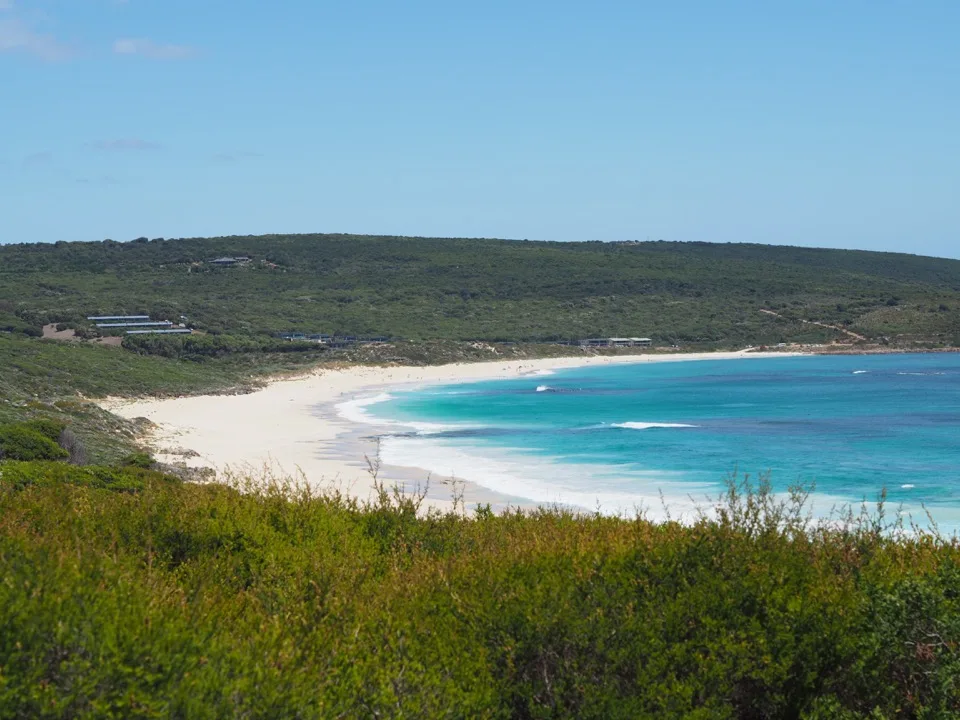 Weiter türkisfarbener Strand von den Dünen aus