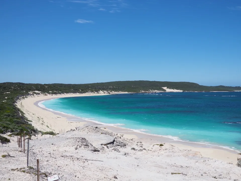 Geschwungener Strand mit türkisfarbenem Wasser