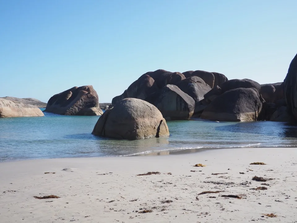 Felsige Bucht mit türkisfarbenem Wasser in Australien